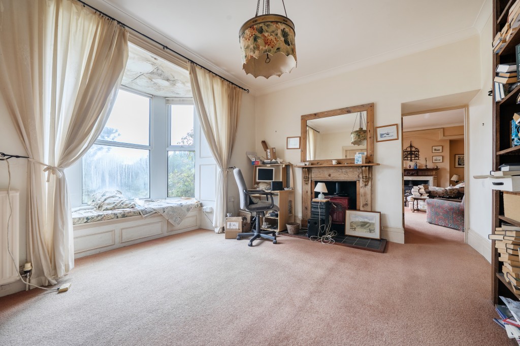 Lot: 47812 - FORMER CAPTAINS HOUSE PLUS THREE-BEDROOM BUNGALOW SET IN OVER 8.5 ACRES OF LAND WITH COUNTRYSIDE AND SEA VIEWS - Dining room